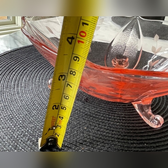 Vintage Pink Depression 3 Footed Pedestal etched Glass  - Candy dish - Picture 9 of 14